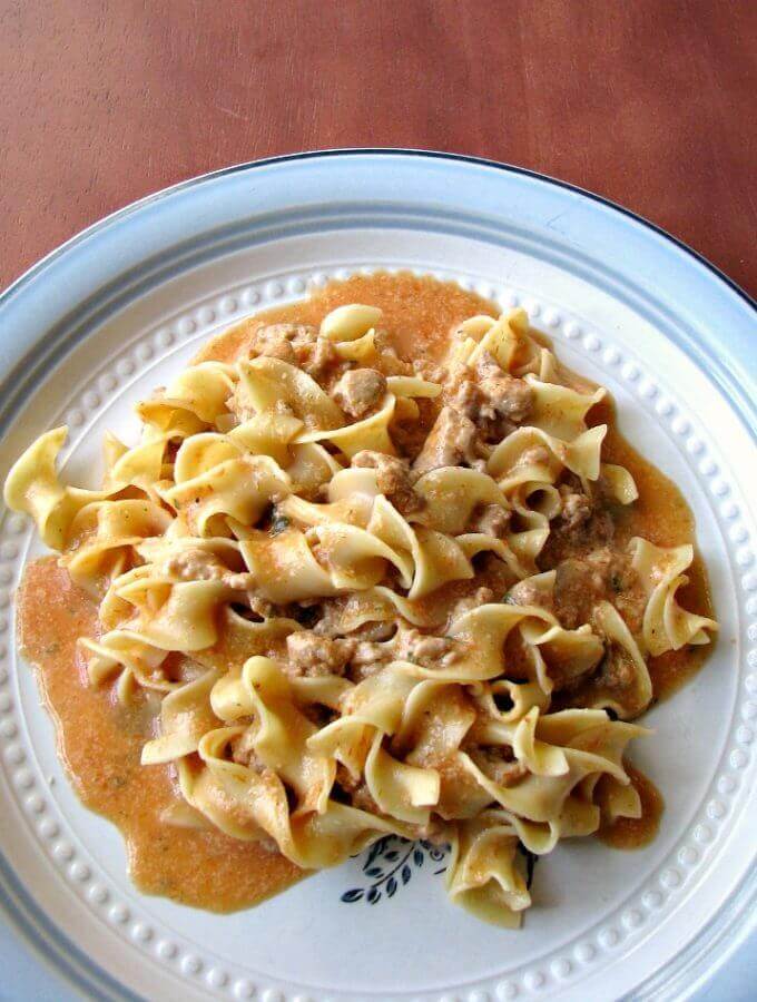 Do you need a quick and easy meal with almost no cleaning up to do? Then One Pot Turkey Cheeseburger Helper is for you! Made with lean ground turkey, sharp cheddar cheese, and your favorite egg noodles, you can have dinner ready in 30 minutes or less.