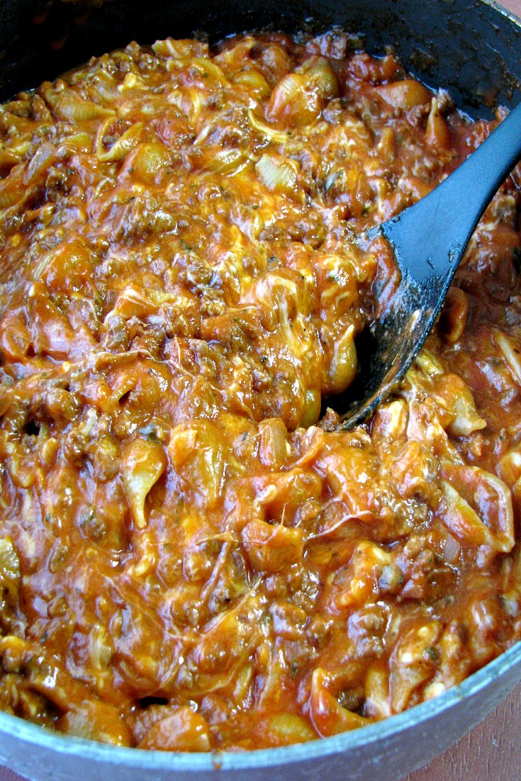 With mini pasta shells, ground beef, tomato sauce, and lots of gooey mozzarella cheese, this Skillet Meaty Shells and Cheese dinner is perfect for weeknights. 